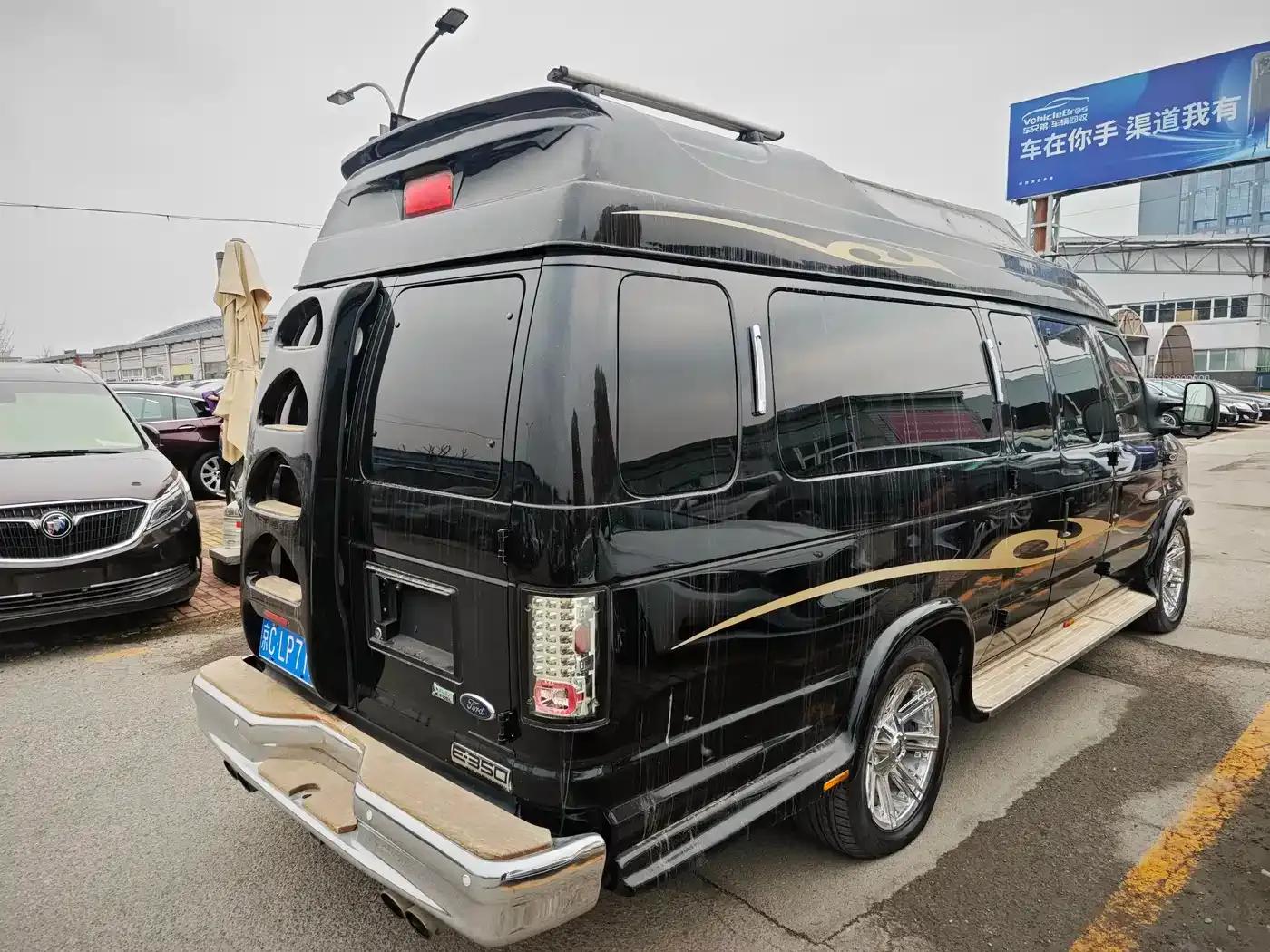 2011 Ford E350 5.4L Platinum Edition — миниатюра 5