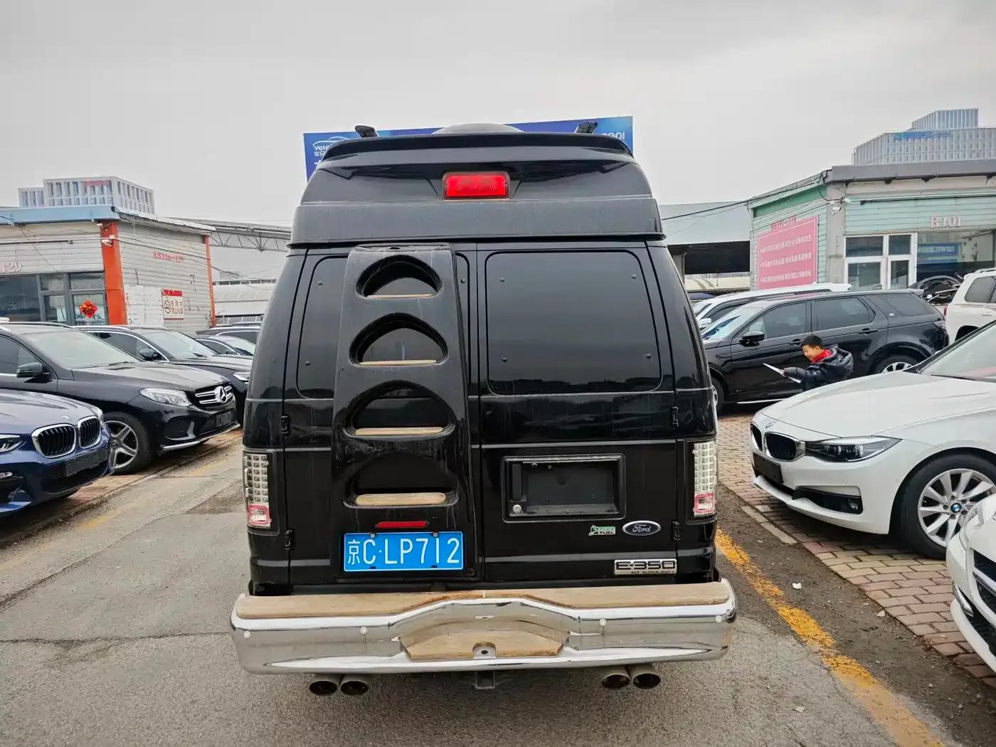 2011 Ford E350 5.4L Platinum Edition — миниатюра 6