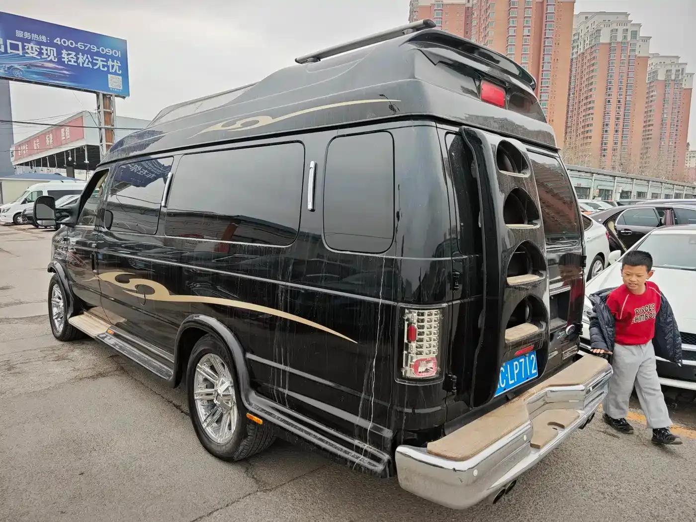 2011 Ford E350 5.4L Platinum Edition — миниатюра 7