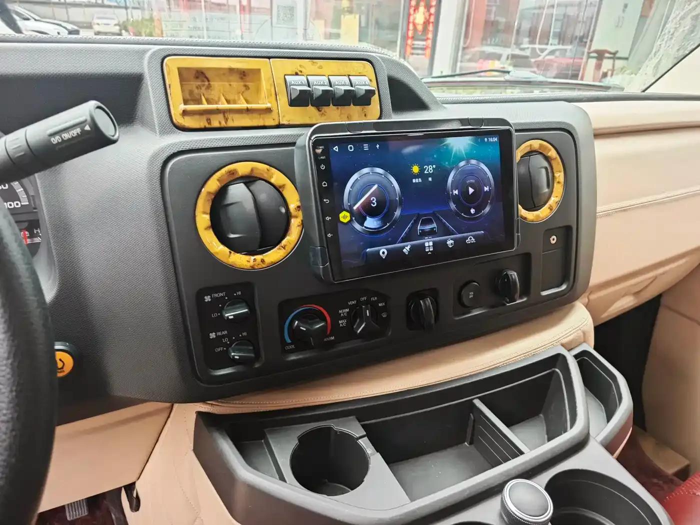 2011 Ford E350 5.4L Platinum Edition — миниатюра 8