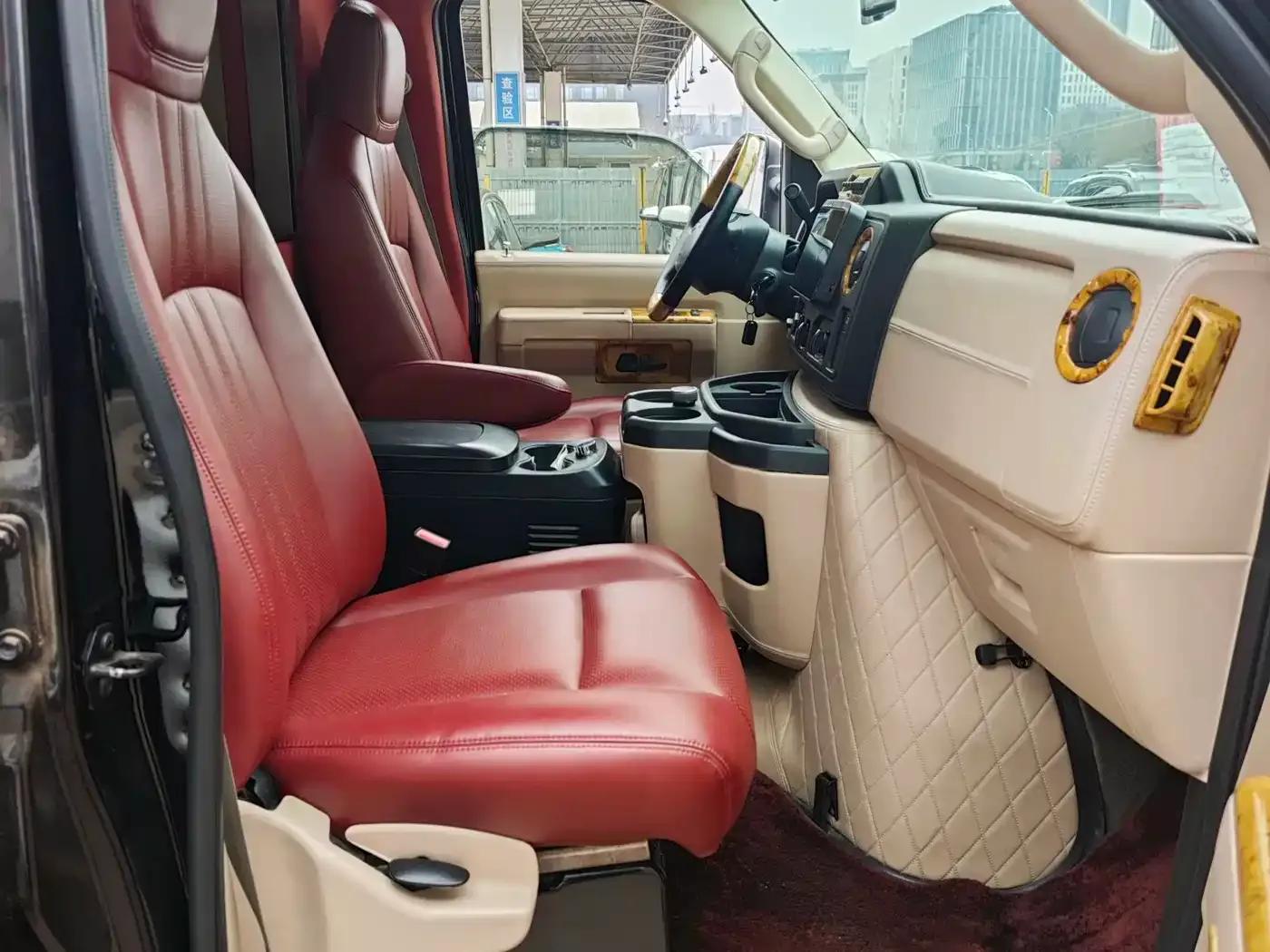 2011 Ford E350 5.4L Platinum Edition — миниатюра 9