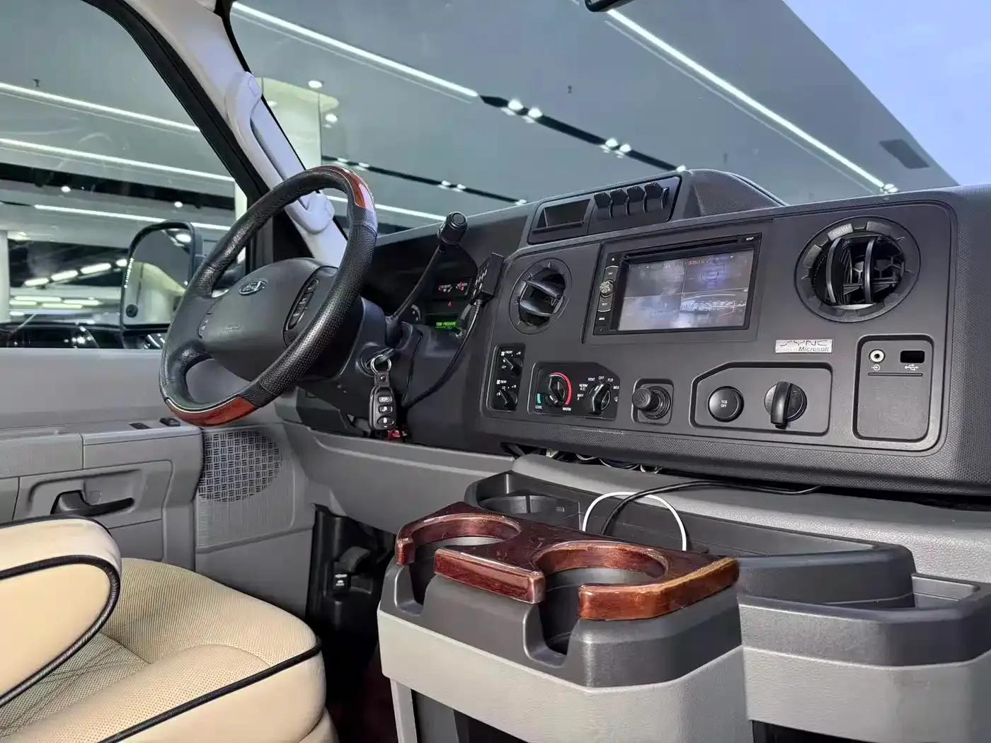 2011 Ford E350 5.4L Standard Yacht Edition — миниатюра 11