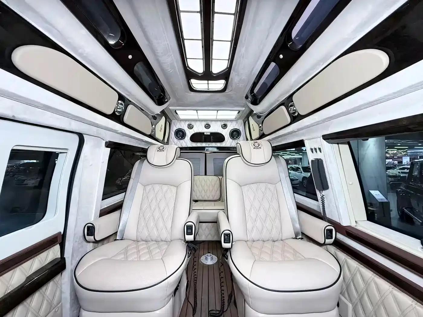 2011 Ford E350 5.4L Standard Yacht Edition — миниатюра 12