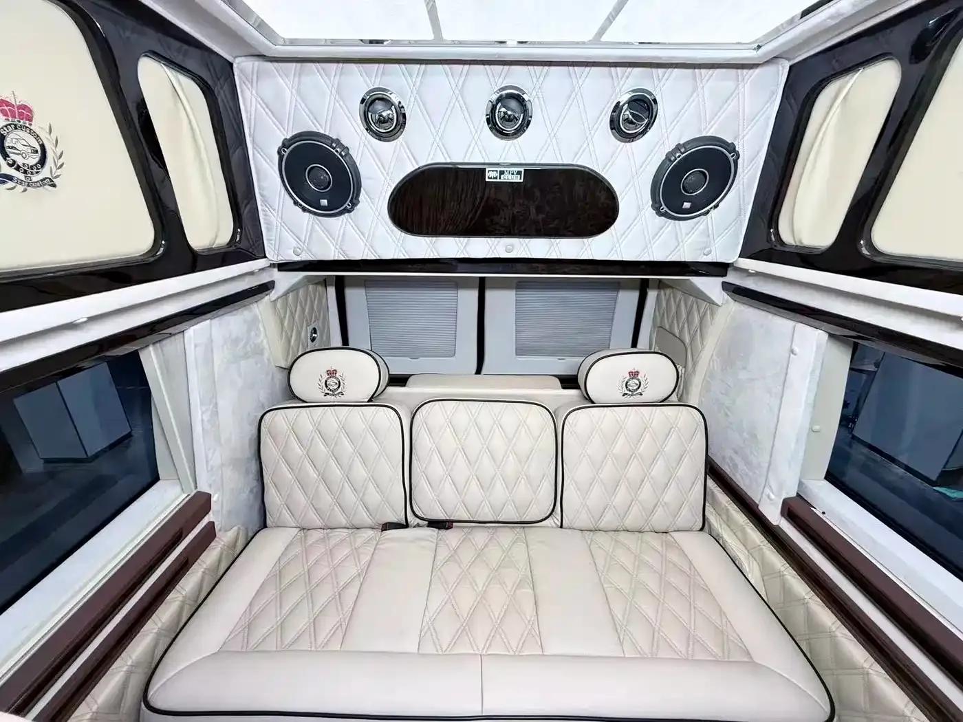 2011 Ford E350 5.4L Standard Yacht Edition — миниатюра 14