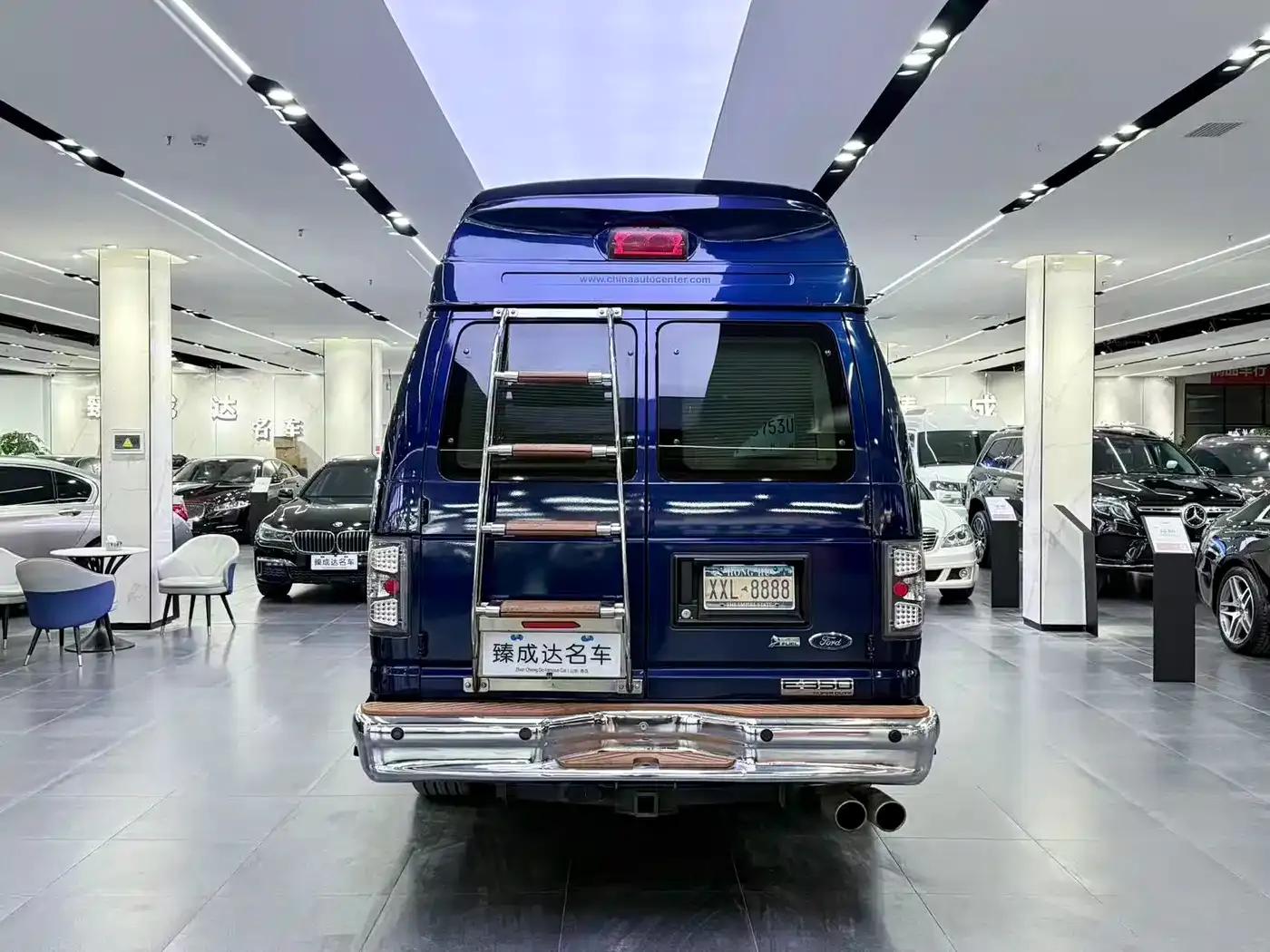 2011 Ford E350 5.4L Standard Yacht Edition — миниатюра 4