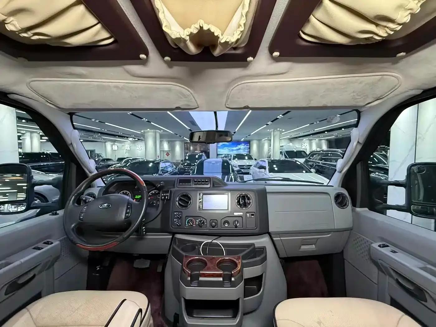 2011 Ford E350 5.4L Standard Yacht Edition — миниатюра 6