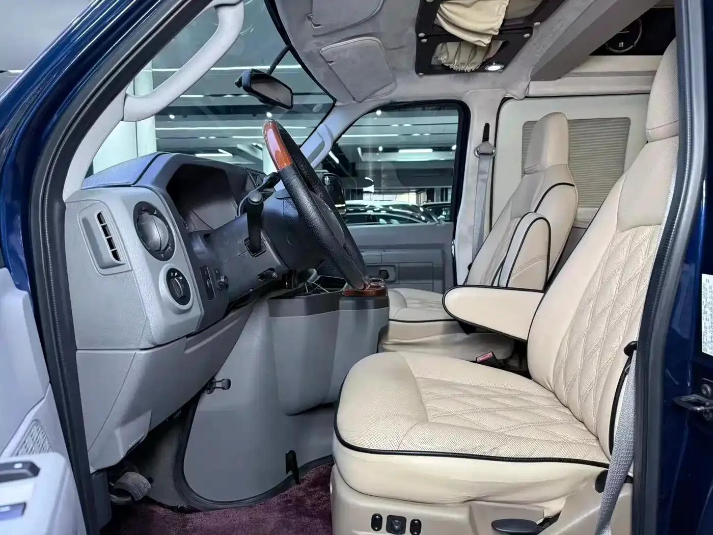 2011 Ford E350 5.4L Standard Yacht Edition — миниатюра 7