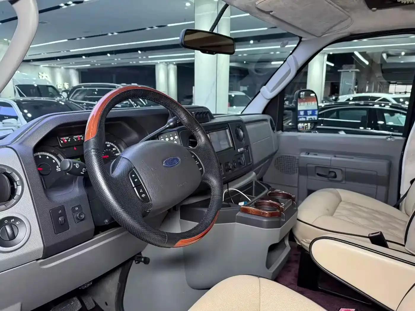 2011 Ford E350 5.4L Standard Yacht Edition — миниатюра 8