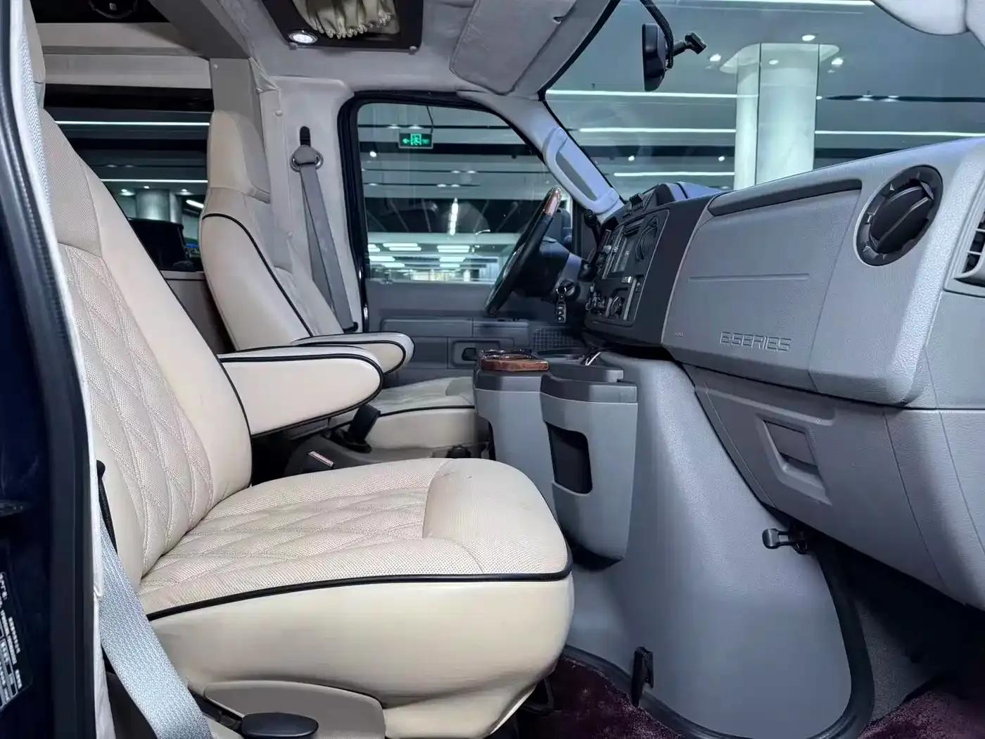 2011 Ford E350 5.4L Standard Yacht Edition — миниатюра 9