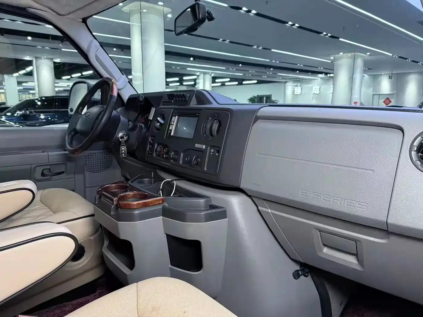 2011 Ford E350 5.4L Standard Yacht Edition — миниатюра 10