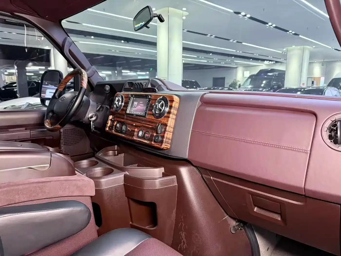 2017 Ford E350 5.4L Automatic — миниатюра 11