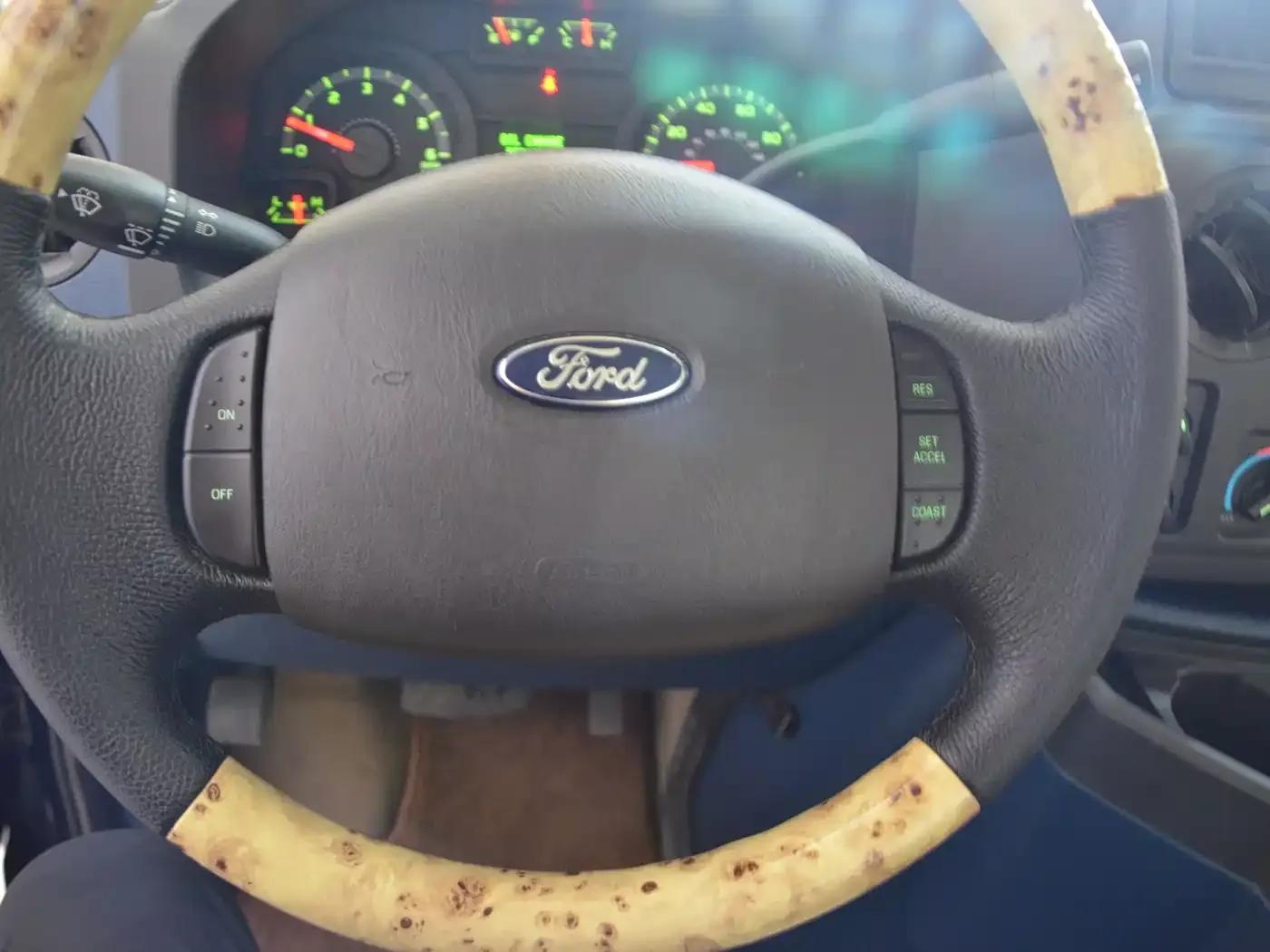 2017 Ford E350 5.4L Automatic — миниатюра 11