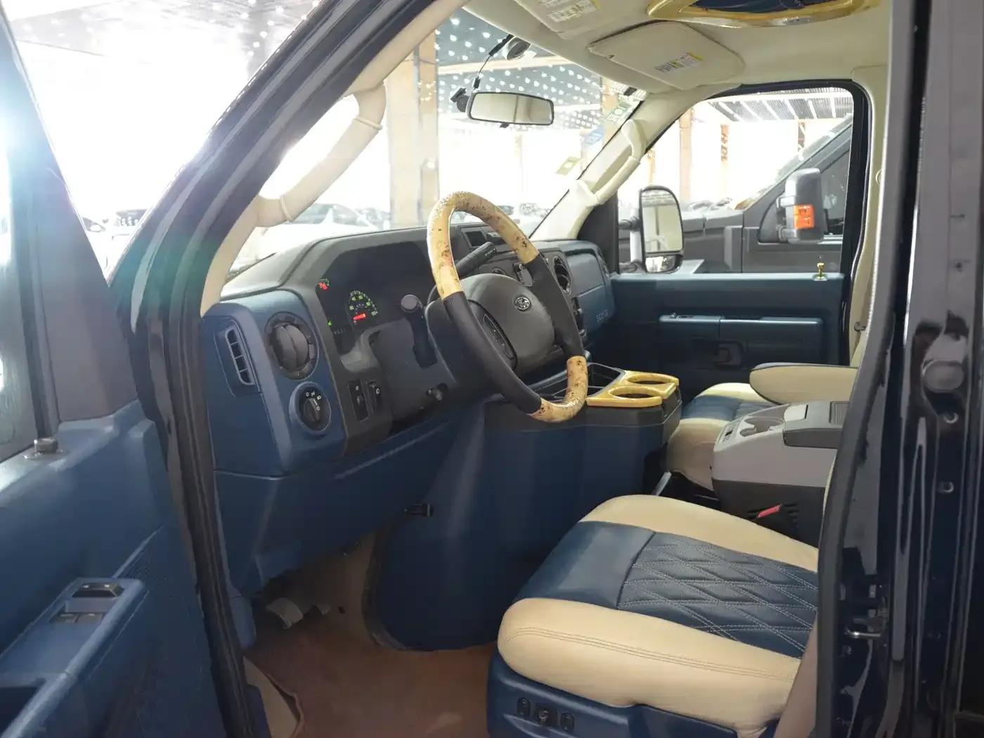2017 Ford E350 5.4L Automatic — миниатюра 4