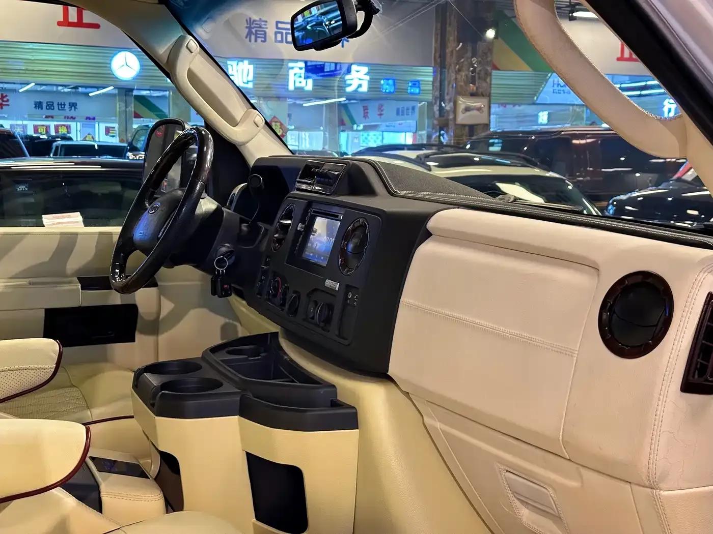 Ford E350 2011 5.4L Platinum Limited Edition — миниатюра 11