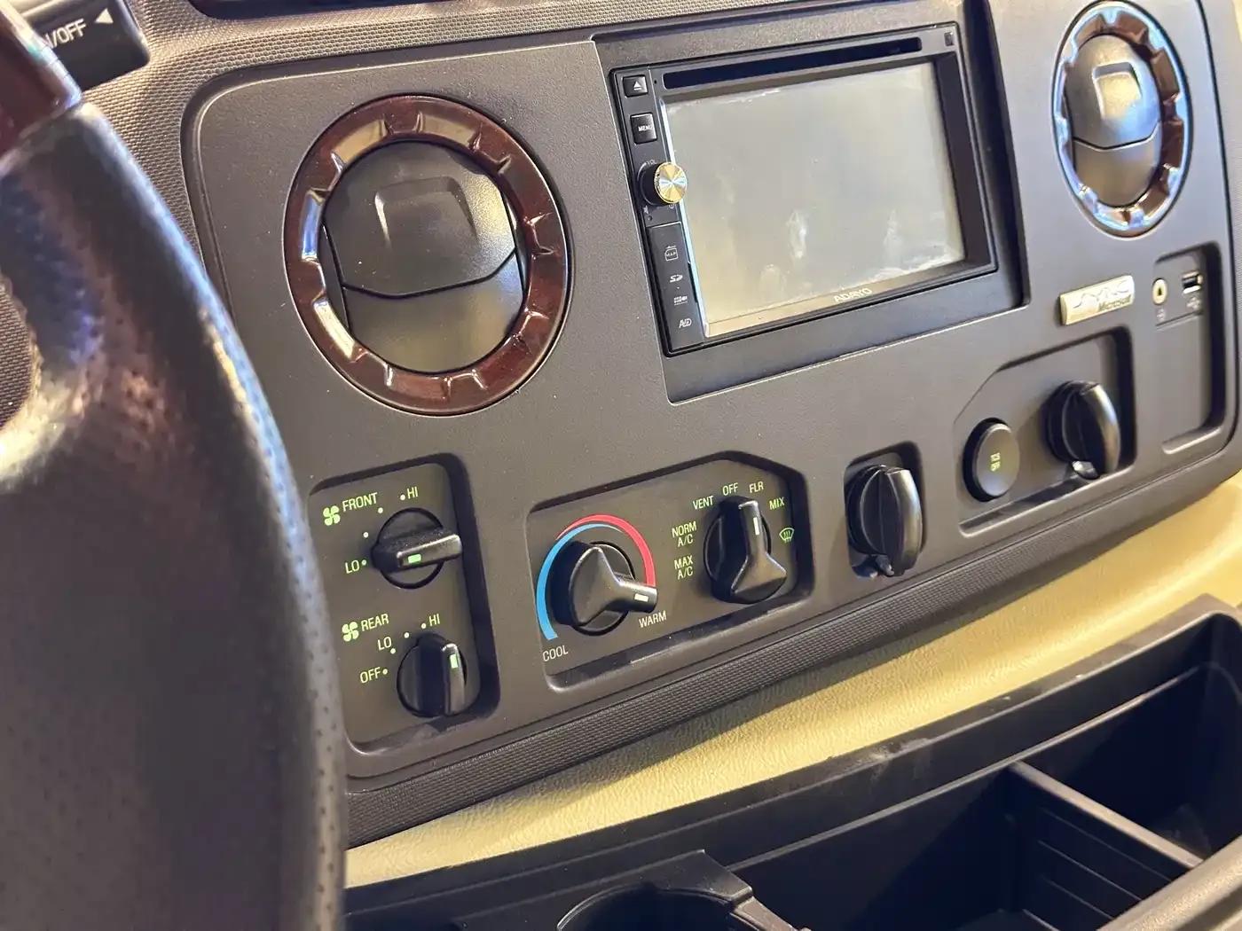 Ford E350 2011 5.4L Platinum Limited Edition — миниатюра 29