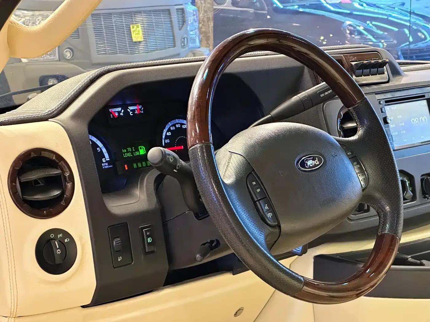 Ford E350 2011 5.4L Platinum Limited Edition — миниатюра 9