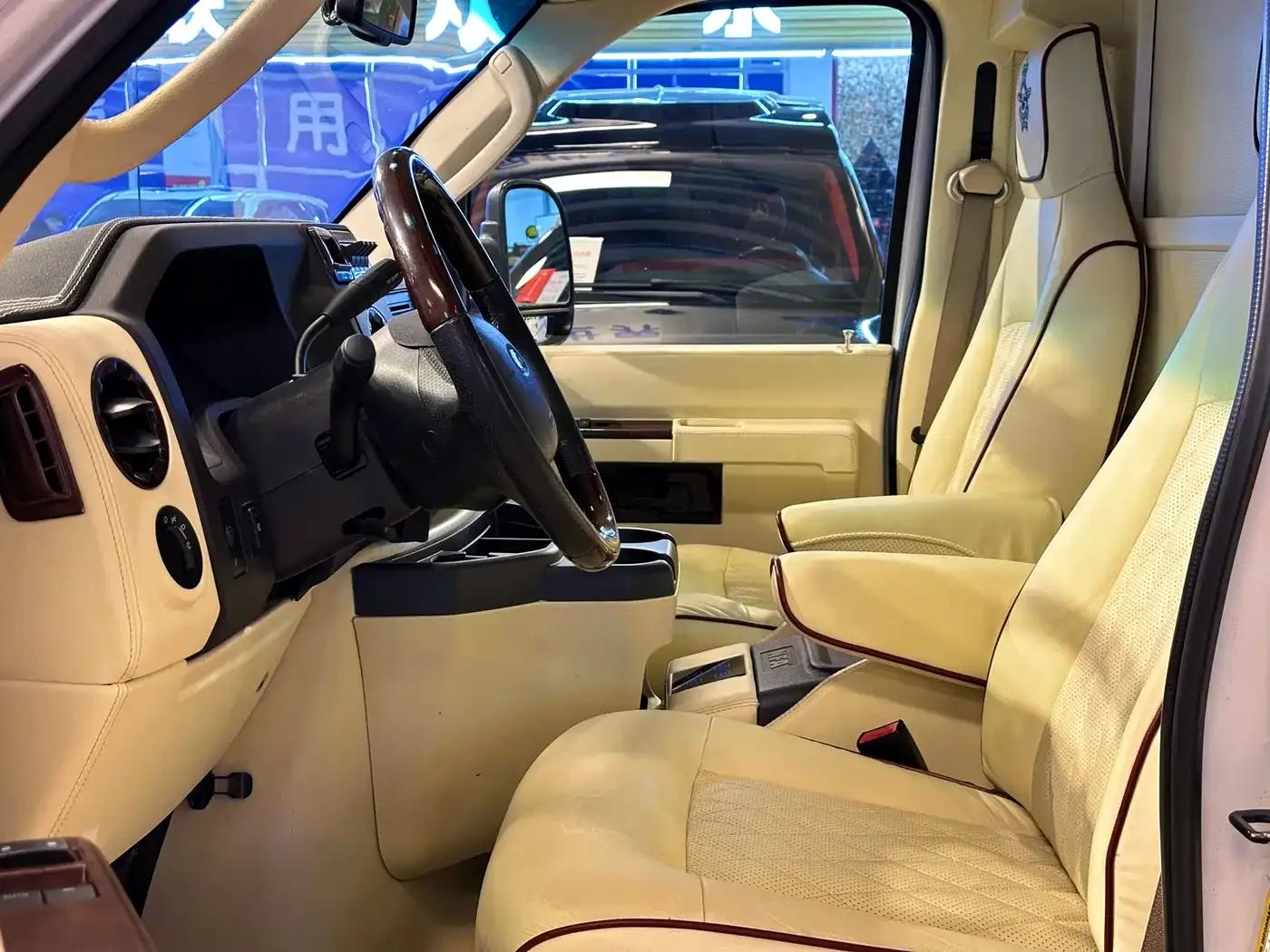 Ford E350 2011 5.4L Platinum Limited Edition — миниатюра 10