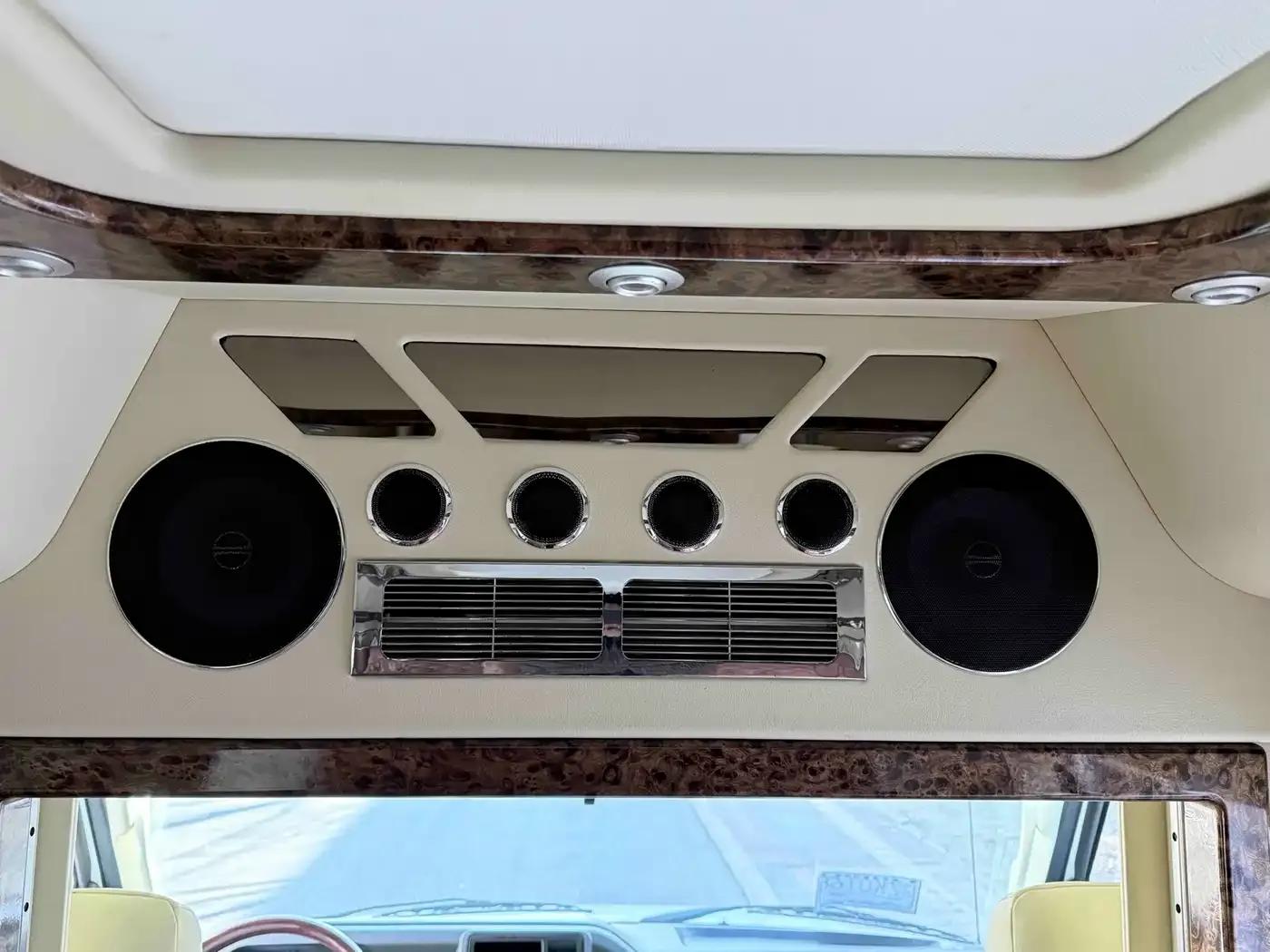 Ford E350 2011 5.4L Platinum Limited Edition — миниатюра 11