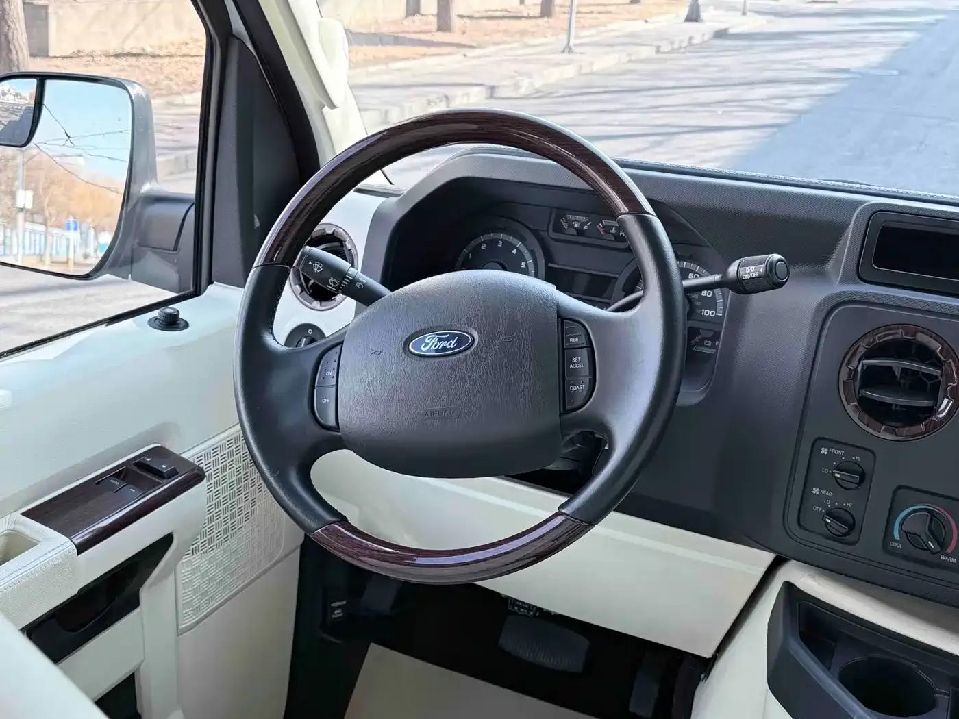 Ford E350 2011 5.4L Platinum Limited Edition — миниатюра 12
