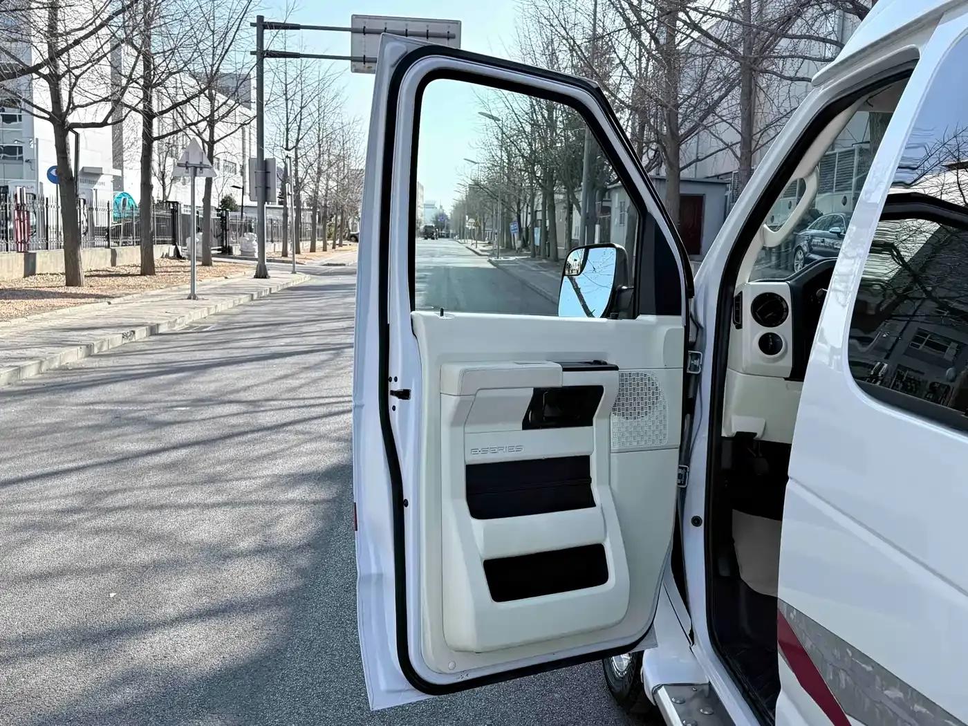 Ford E350 2011 5.4L Platinum Limited Edition — миниатюра 24