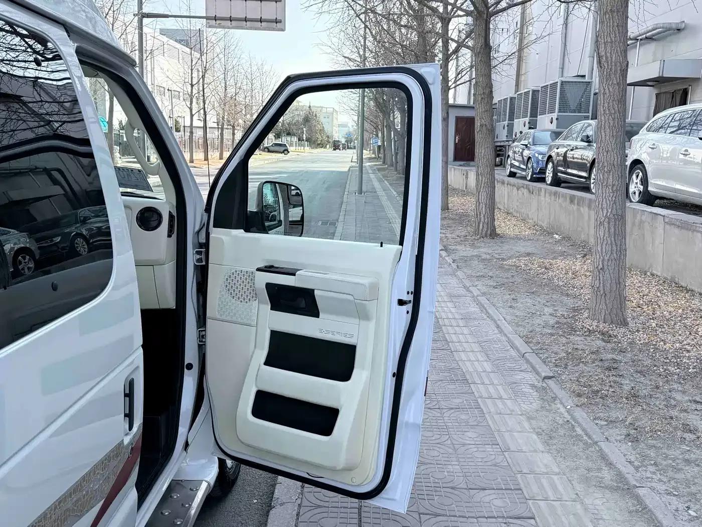 Ford E350 2011 5.4L Platinum Limited Edition — миниатюра 25