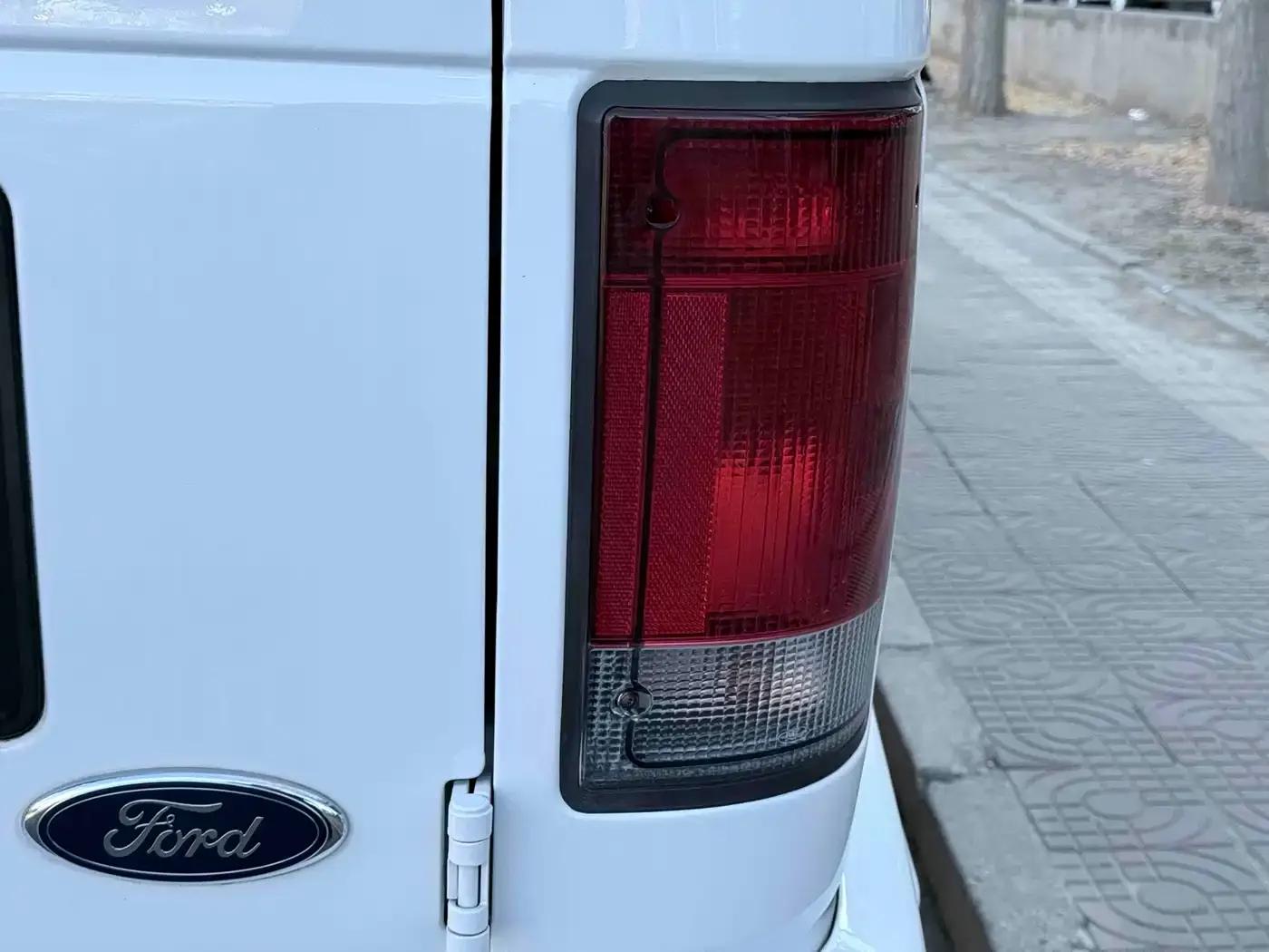 Ford E350 2011 5.4L Platinum Limited Edition — миниатюра 28