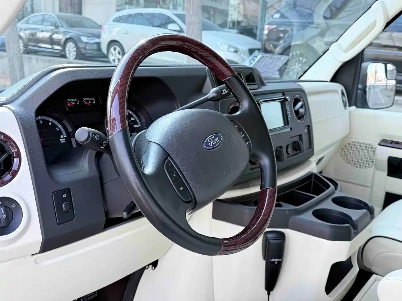 Ford E350 2011 5.4L Platinum Limited Edition — миниатюра 4