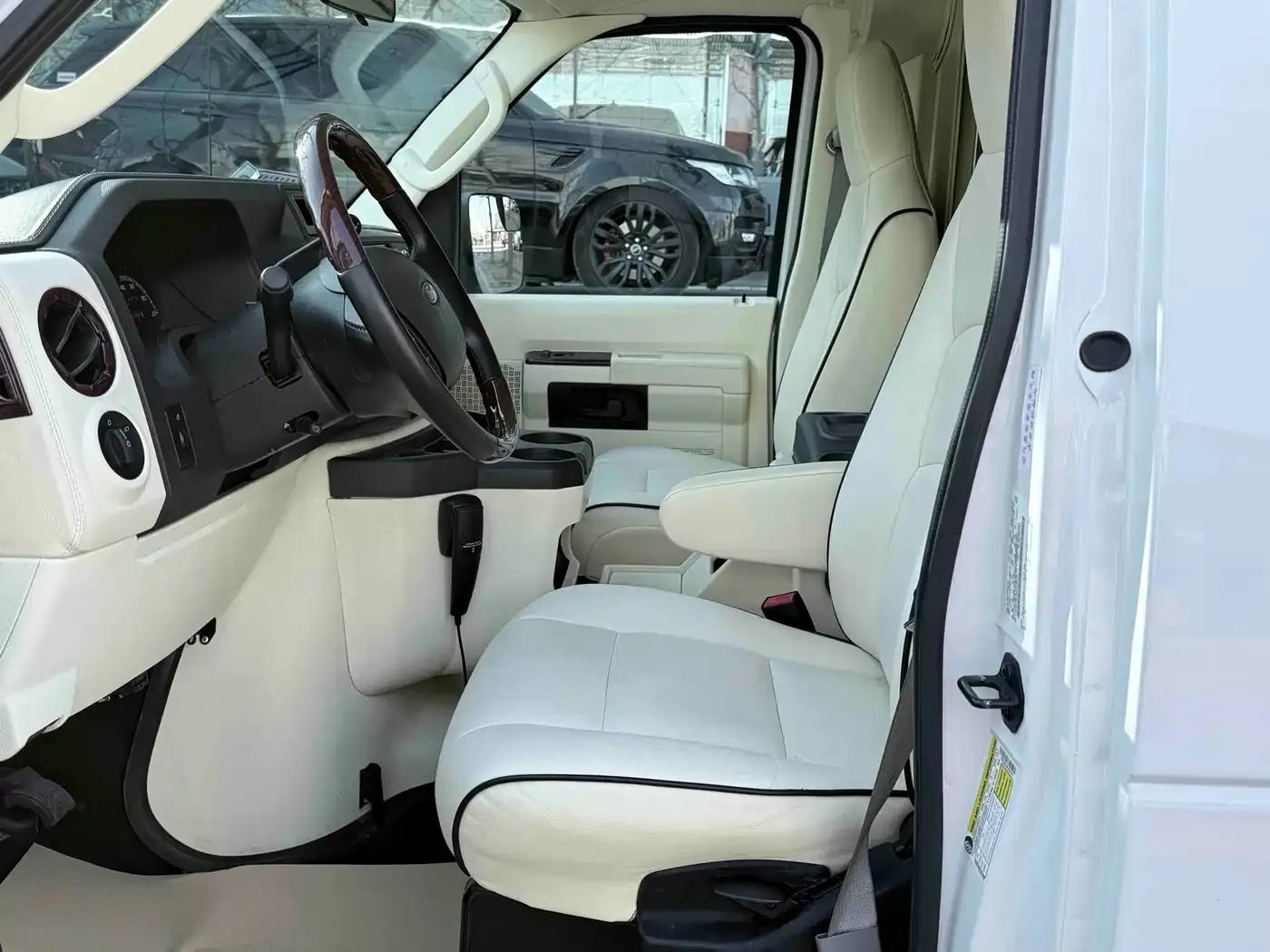 Ford E350 2011 5.4L Platinum Limited Edition — миниатюра 6