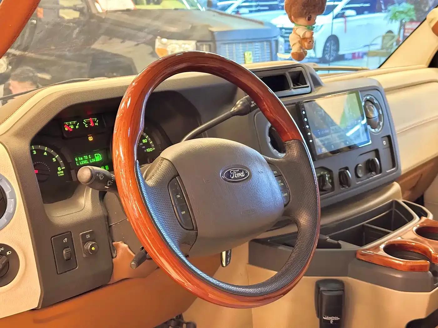 2014 Ford E350 5.4L Automatic — миниатюра 30