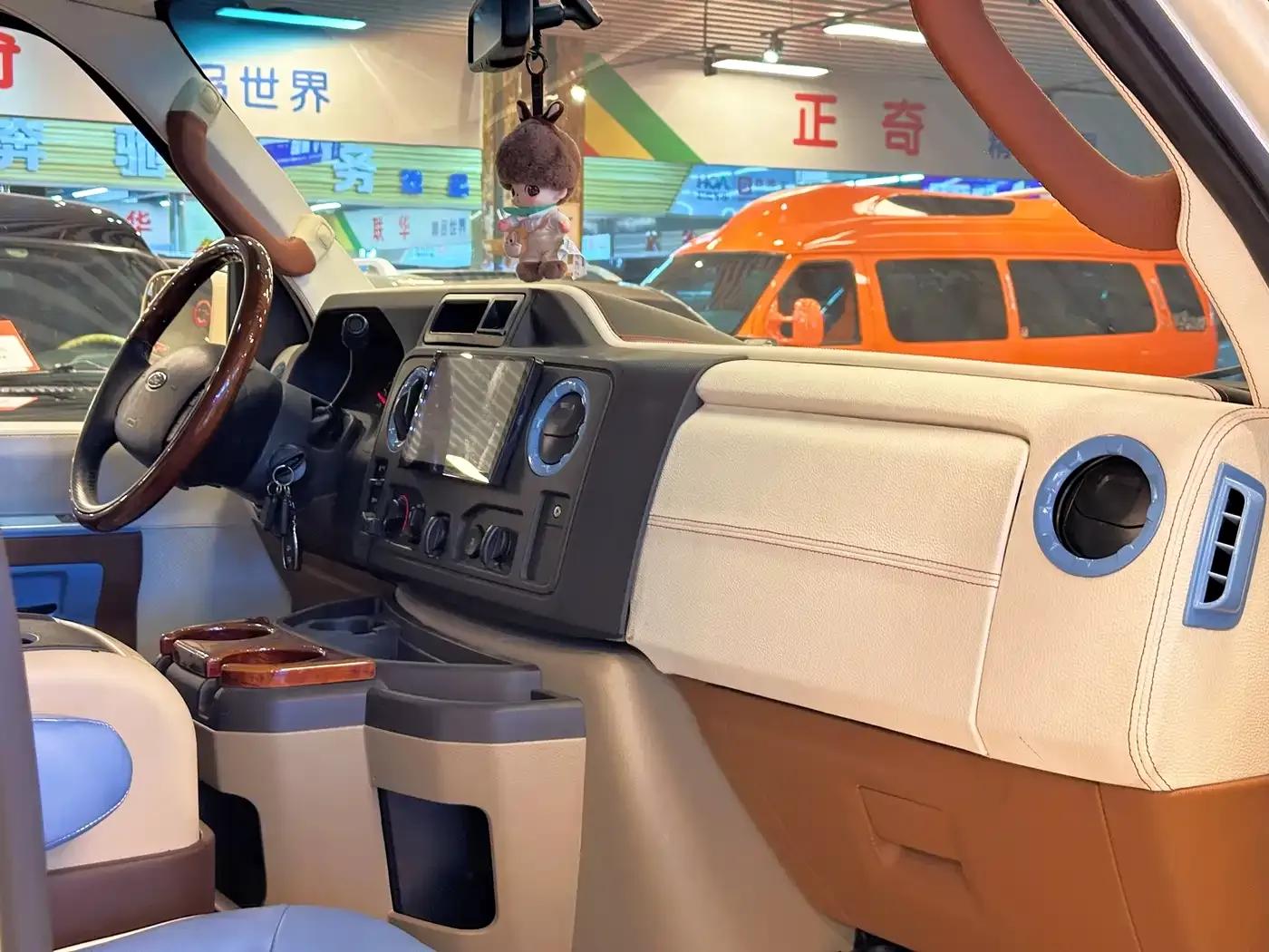 2014 Ford E350 5.4L Automatic — миниатюра 31