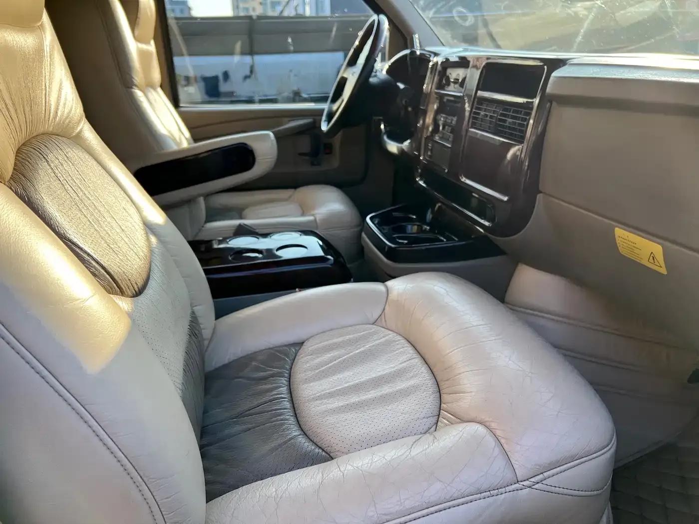 2005 SAVANA 6.0L Automatic — миниатюра 7