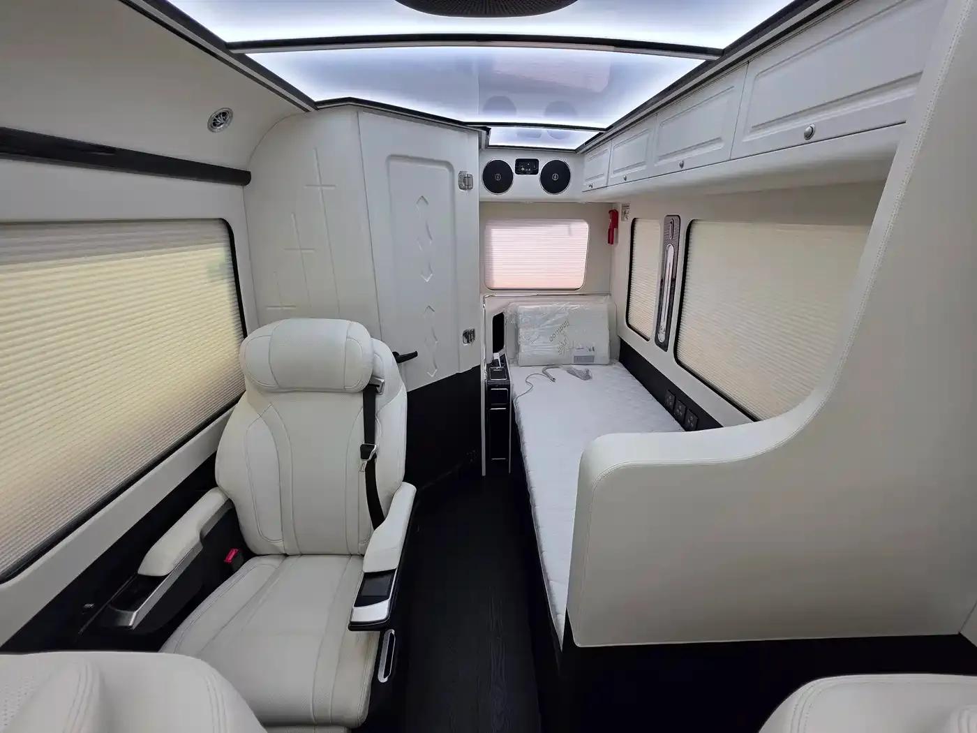 Hongqi Golden Sunflower Guoyue 2024 3.0T Flagship Edition 17-seater — миниатюра 11
