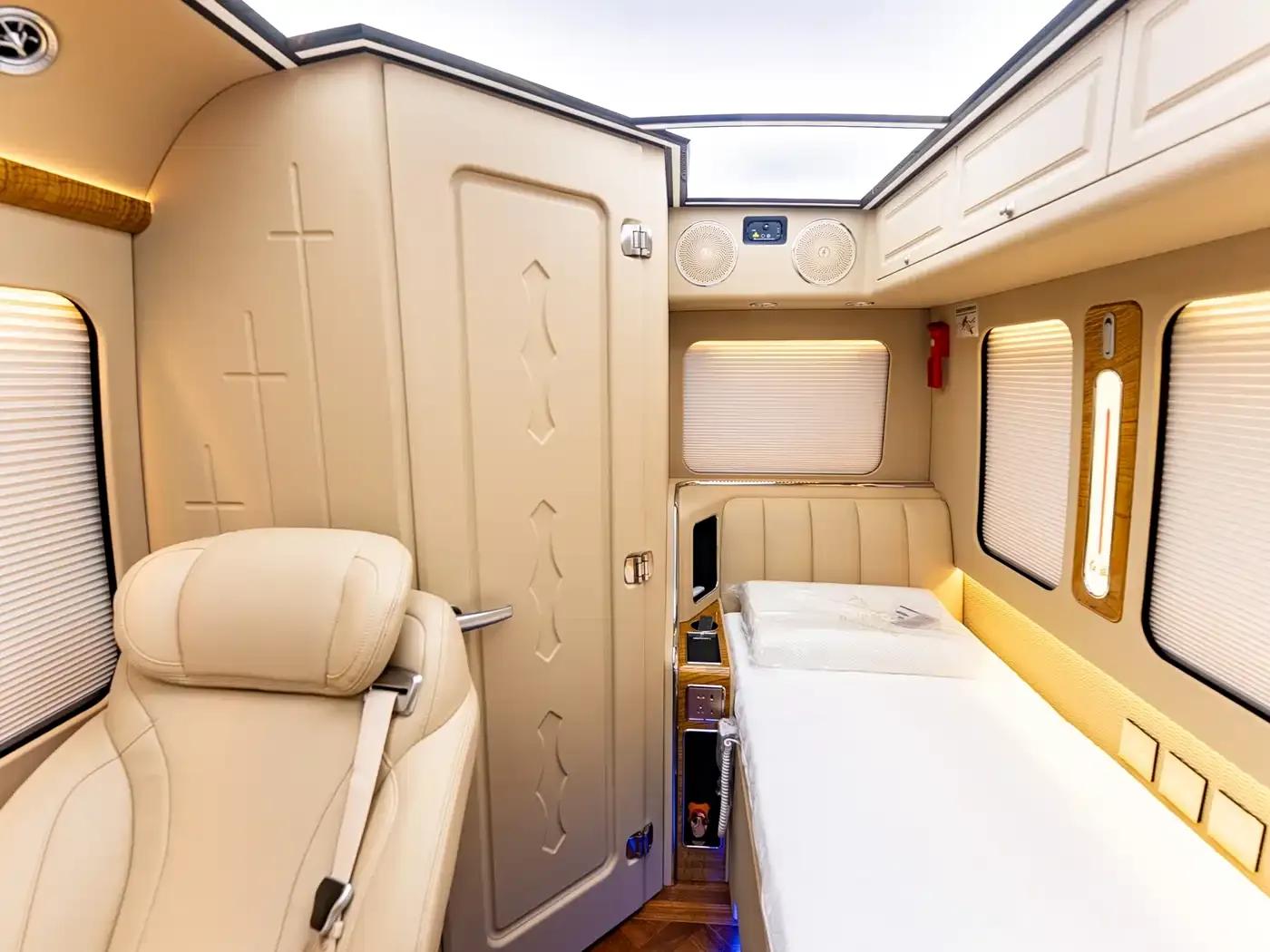 Hongqi Golden Sunflower Guoyue 2024 3.0T Luxury Edition 17-seater — миниатюра 26