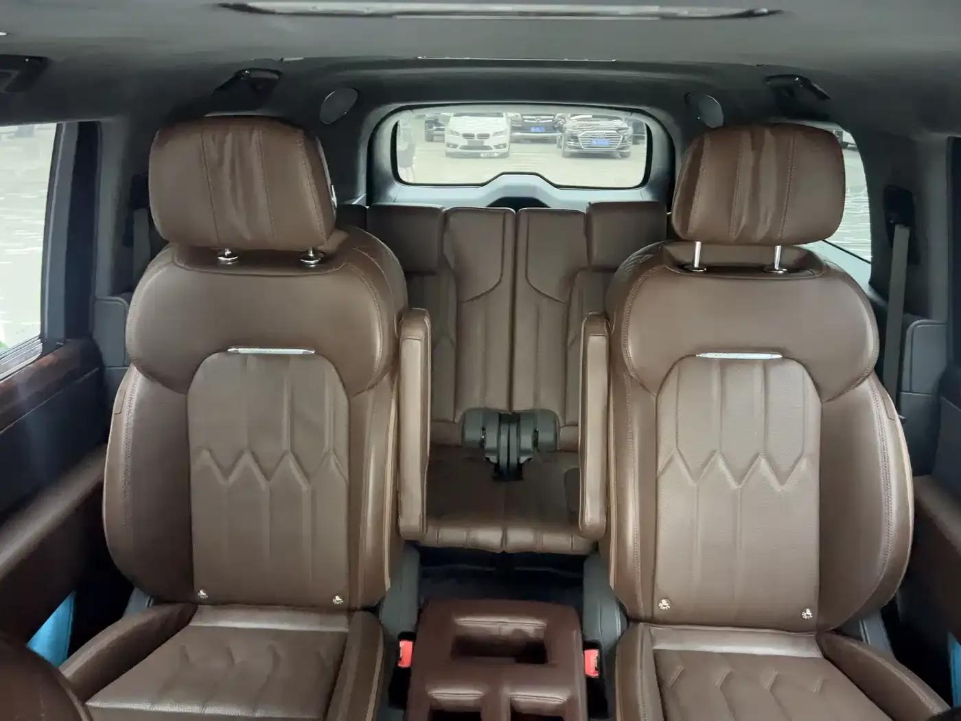 Hongqi Golden Sunflower National Glory 2022 4.0T Elegant Flagship Edition 6-seater — миниатюра 19