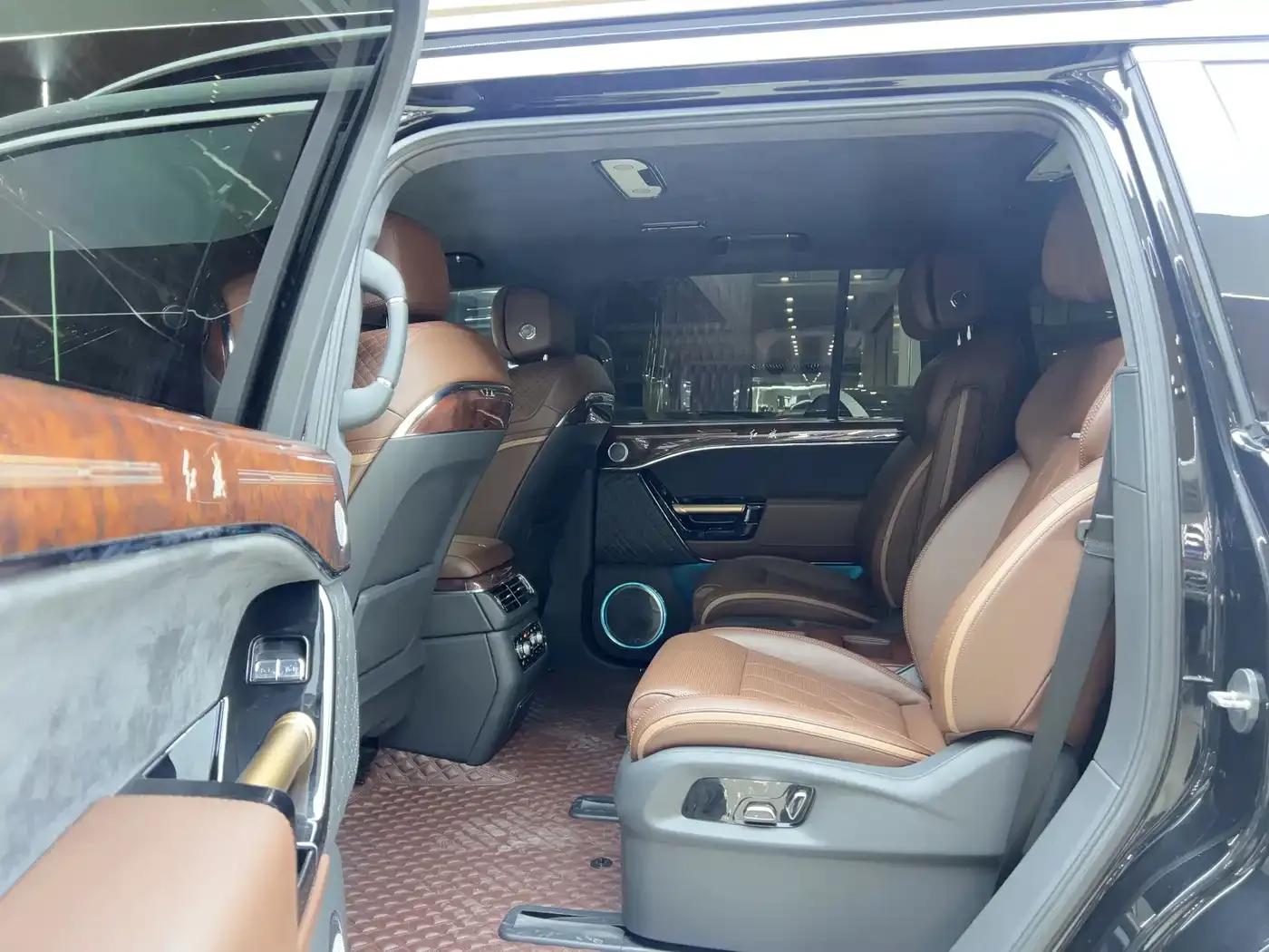 Hongqi Golden Sunflower National Glory 2022 4.0T Elegant Flagship Edition 6-seater — миниатюра 9