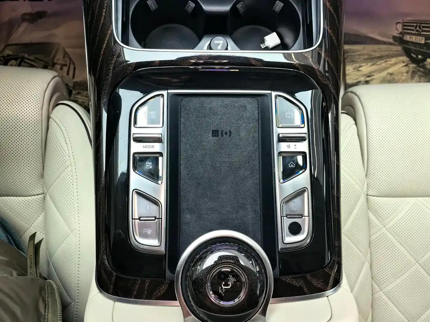 Hongqi Golden Sunflower Elegant 2024 Model 4.0T V8 — миниатюра 13