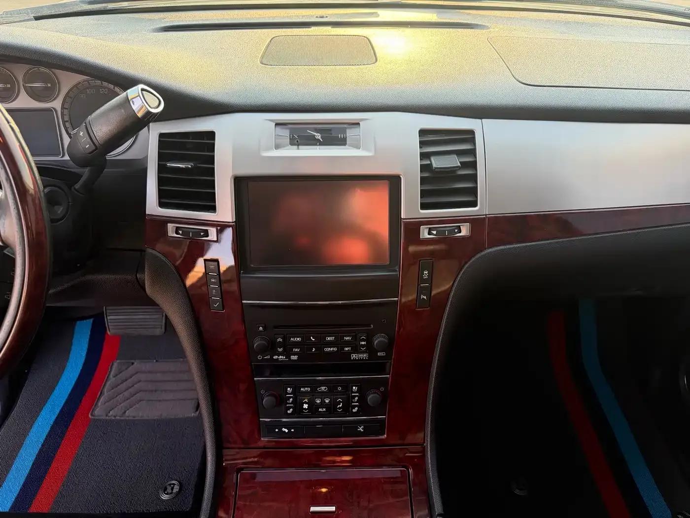 2010 Cadillac Escalade 6.0 Hybrid — миниатюра 11