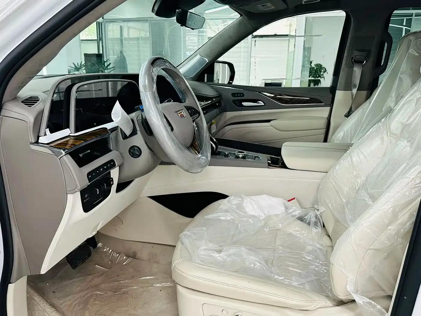 2017 Cadillac Escalade 6.2L ESV Platinum Edition Extended Wheelbase — миниатюра 3