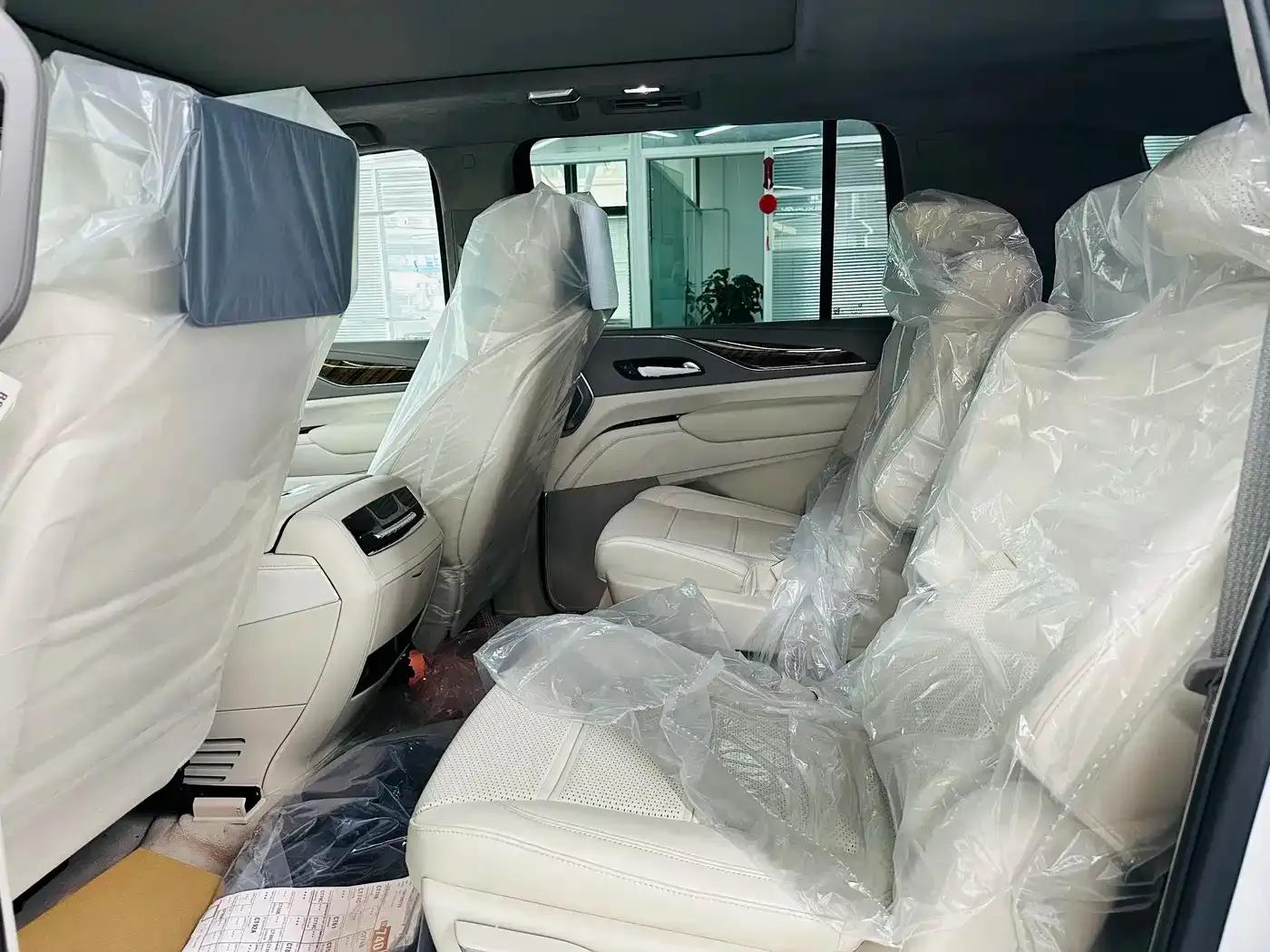 2017 Cadillac Escalade 6.2L ESV Platinum Edition Extended Wheelbase — миниатюра 5