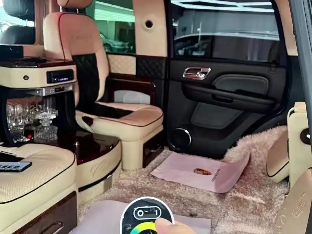 2013 Cadillac Escalade 6.2L ESV Platinum Edition Extended Wheelbase — миниатюра 21