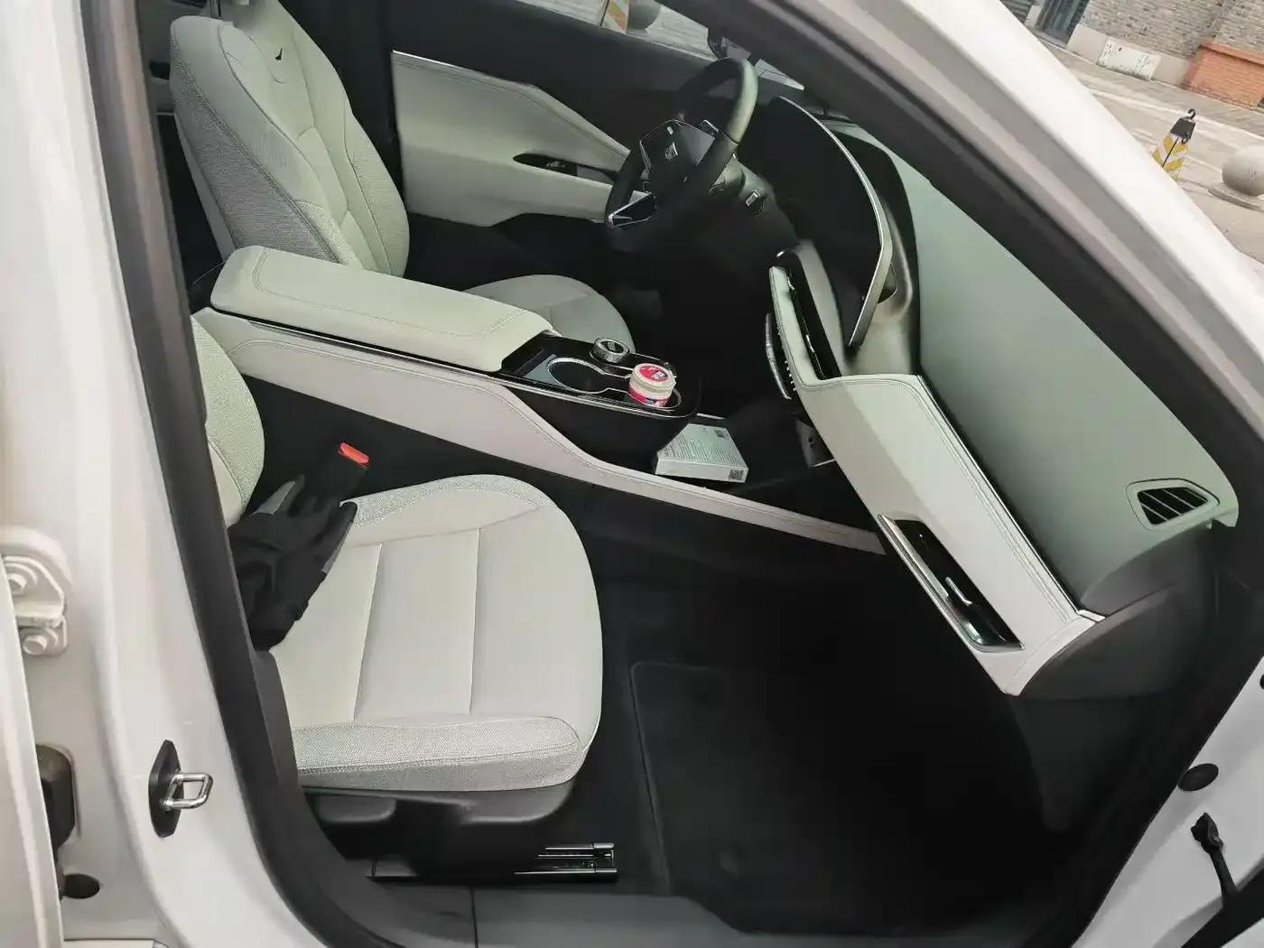 2023 Cadillac GT4 25T Luxury Edition — миниатюра 3