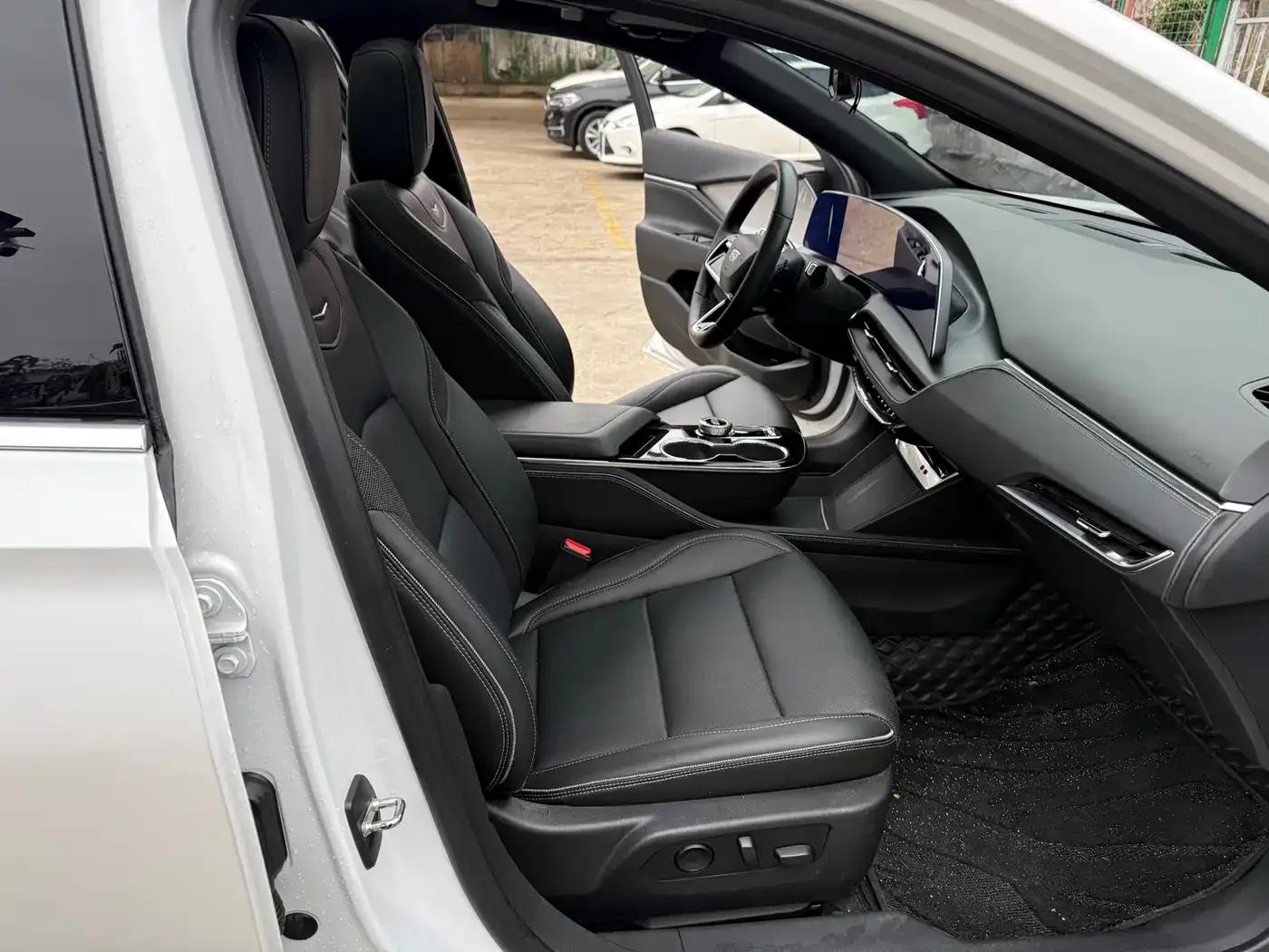 2023 Cadillac GT4 25T Luxury — миниатюра 12