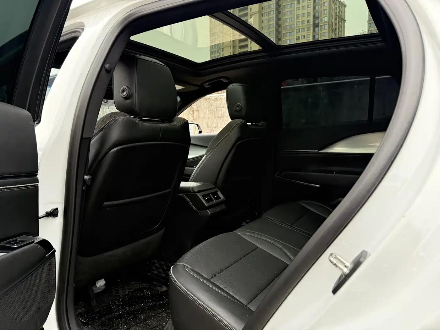 2023 Cadillac GT4 25T Luxury — миниатюра 8