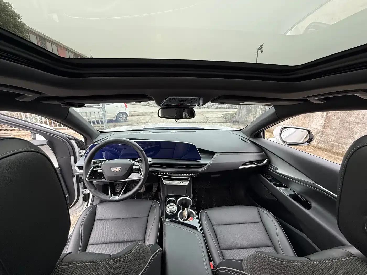 2023 Cadillac GT4 25T Luxury — миниатюра 9
