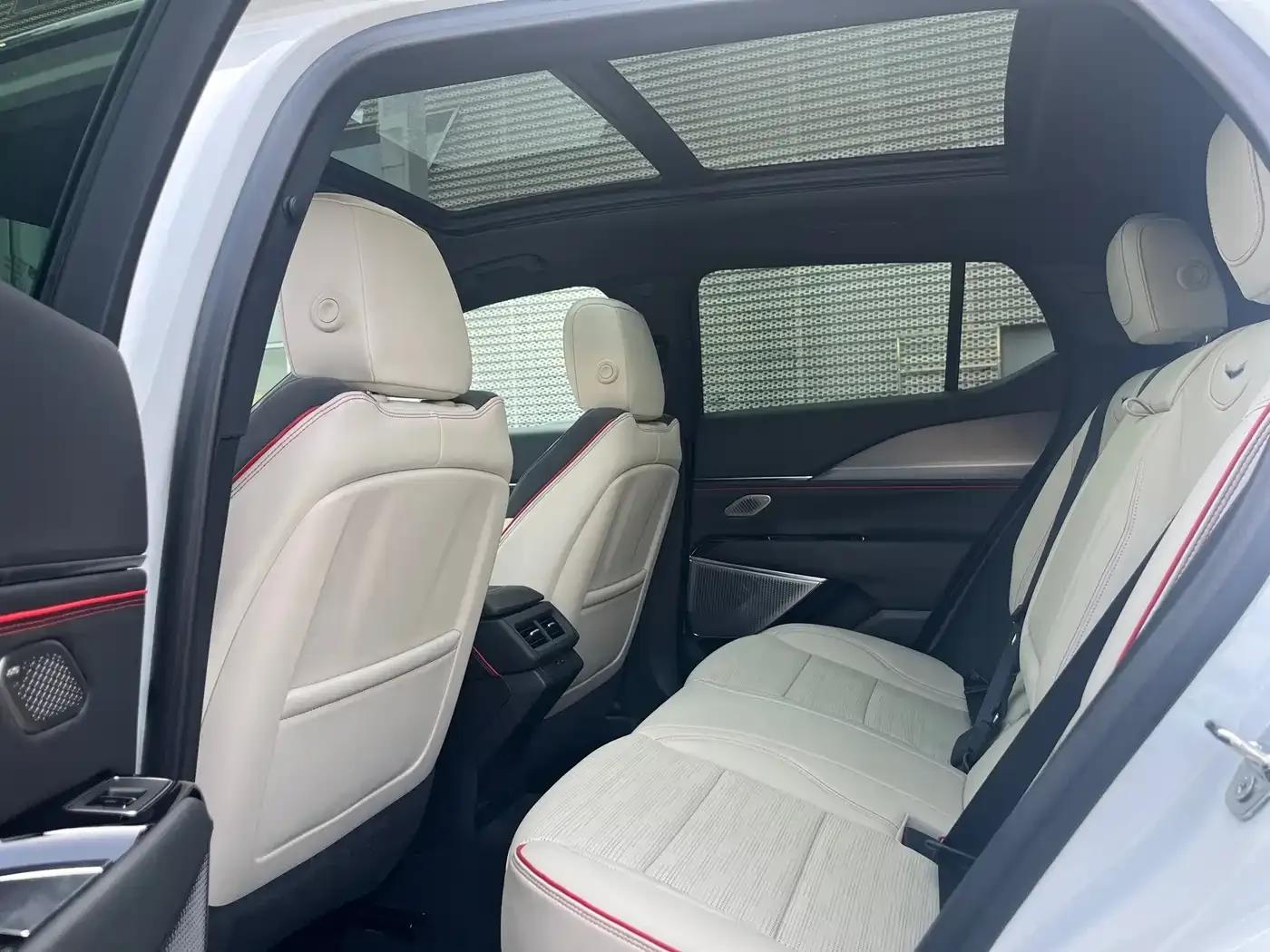 2023 Cadillac GT4 25T Premium — миниатюра 13