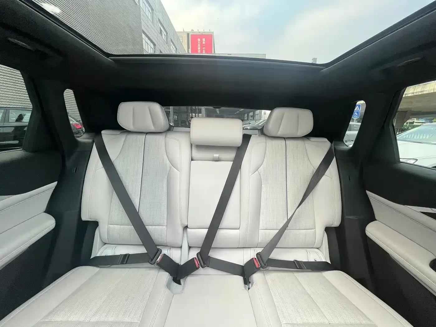 2023 Cadillac GT4 25T Premium — миниатюра 6