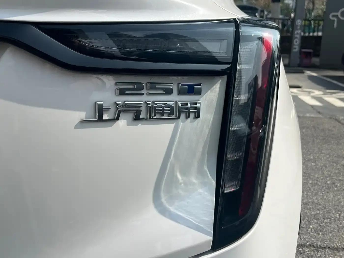 2023 Cadillac GT4 25T Premium — миниатюра 9