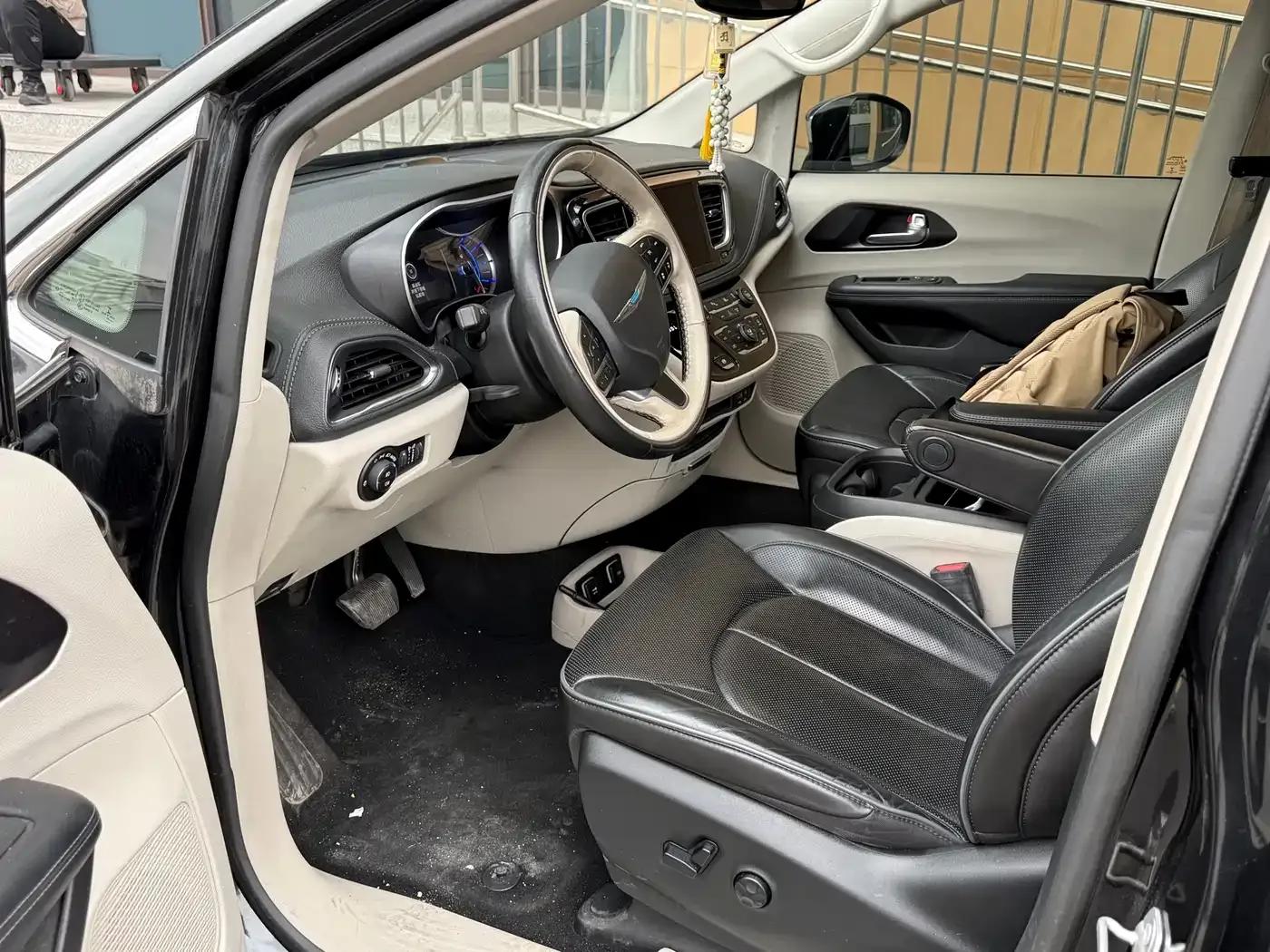 2019 Chrysler Grand Voyager PHEV (Imported) 3.6L Plug-in Hybrid — миниатюра 2