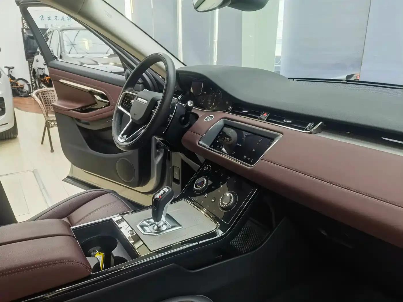 Range Rover Evoque Hybrid 2023 Model: Evoque L P300e Plug-in Electric Hybrid — миниатюра 7