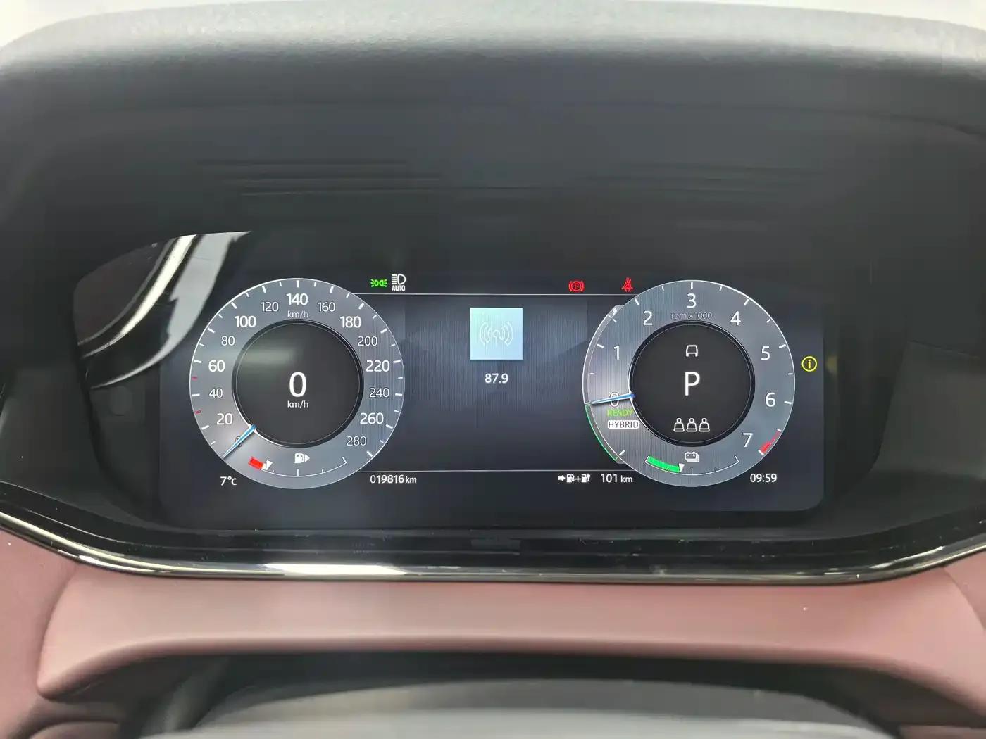 Range Rover Evoque Hybrid 2023 Model: Evoque L P300e Plug-in Electric Hybrid — миниатюра 3